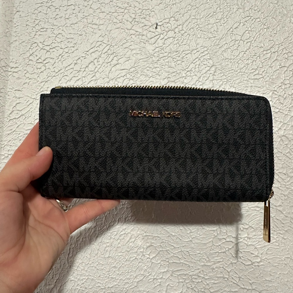 Michael Kors Black Quarter Zip Jet Set Wallet
